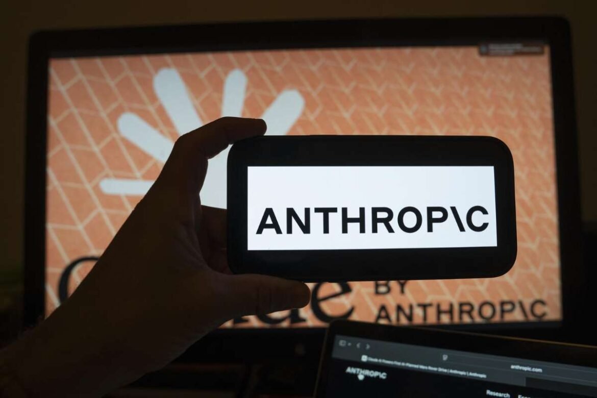 anthropic-ia-inteligencia-artificial-felicidad-usuarios-tecnología-mundo-liberal