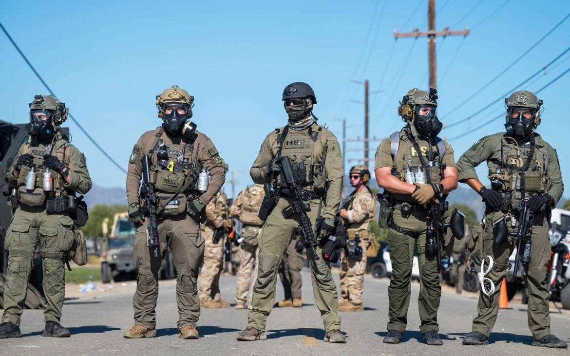 estados unidos-agentes-federales-rostros-cubiertos-trump-policia