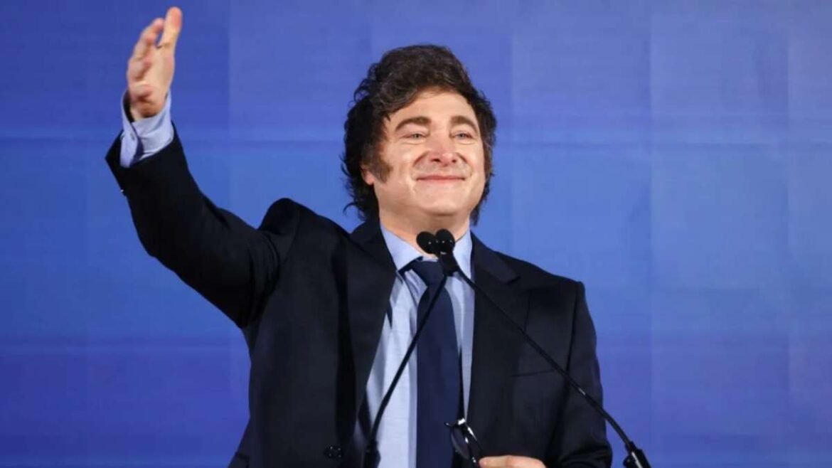 El presidente Javier Milei ordenando y mejorando la economía argentina.