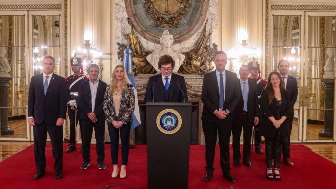 El presidente Javier Milei en la cadena nacional por YPF con varios funcionarios.