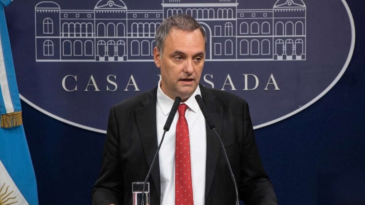 Adorni respondió preguntas en la conferencia de prensa.