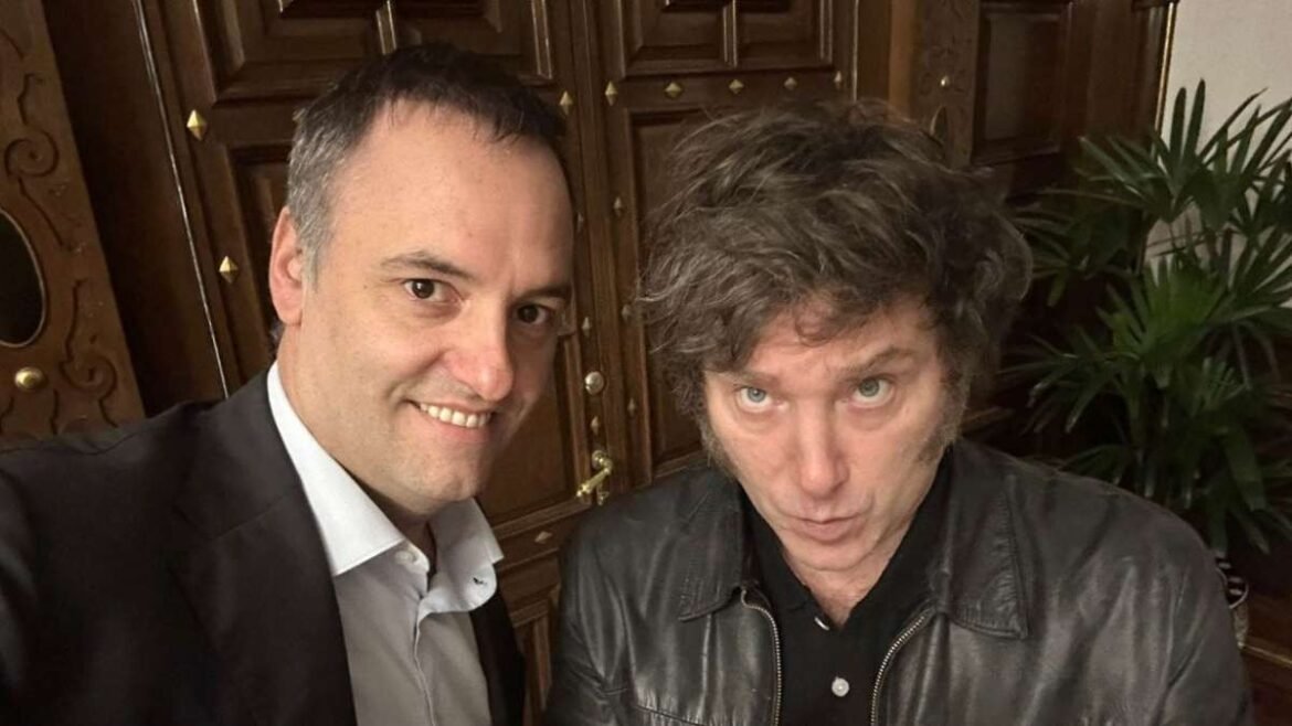 Adorni junto al presidente Milei.