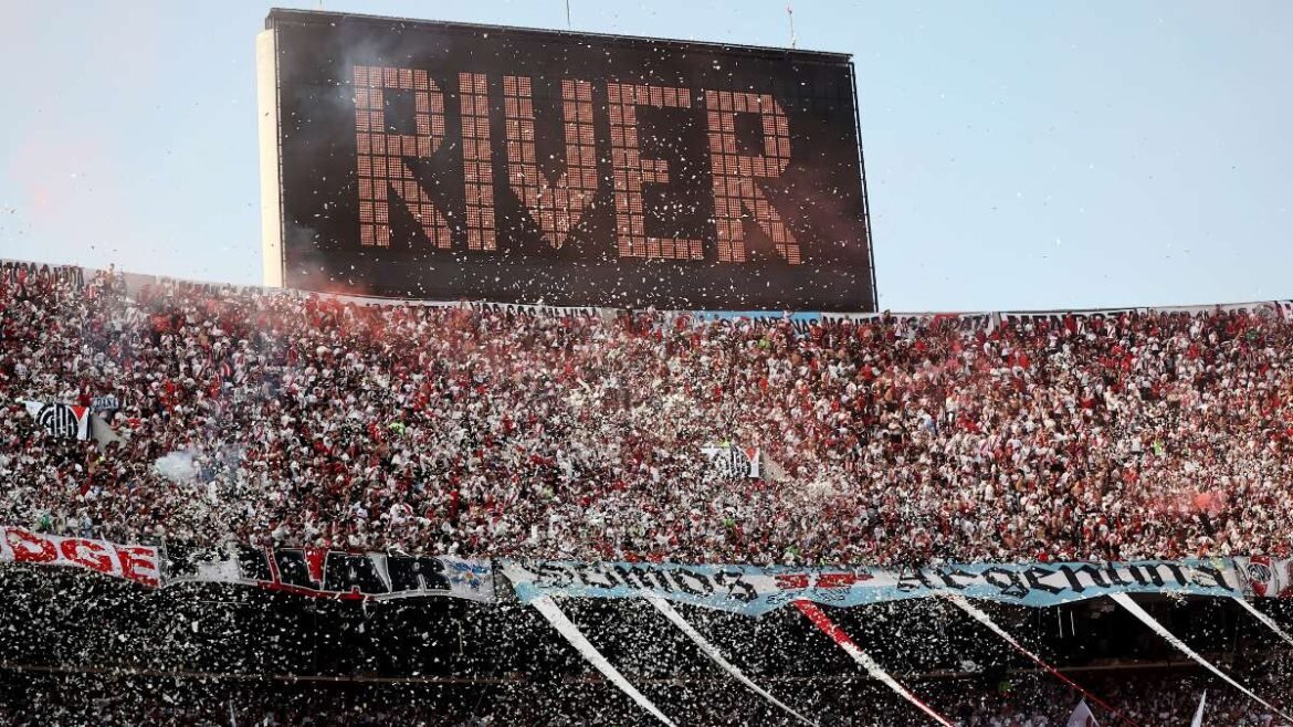 Lluvia de papelitos en el estadio Monumental.