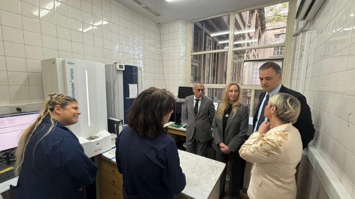 Lugones, Karina Milei y Manuel Adorni en el Malbrán.