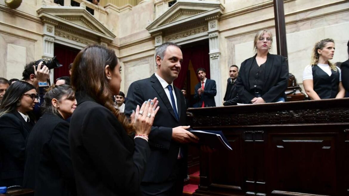 Manuel Adorni en el Congreso de la Nación.