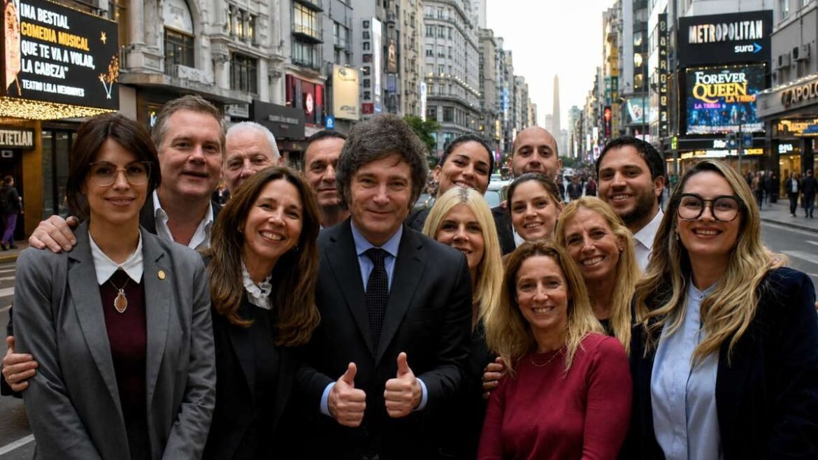 Milei junto a los legisladores porteños.