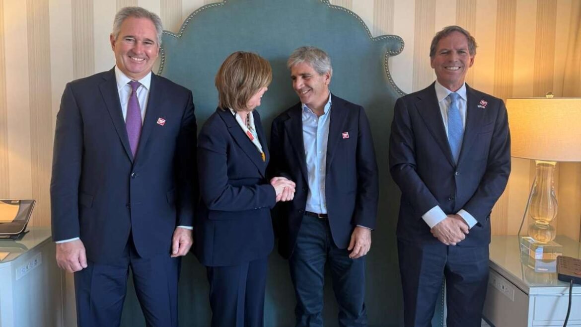 Luis Caputo, junto a Pablo Quirno, anunciaron otra millonaria inversión para el país.