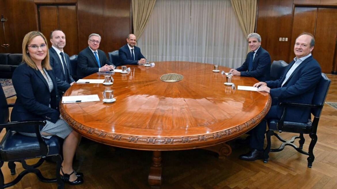 Luis Caputo junto a representantes de Chevron.
