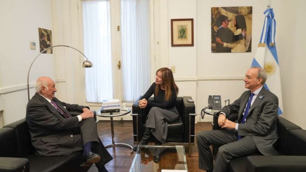 Pettovello junto a Taquini.