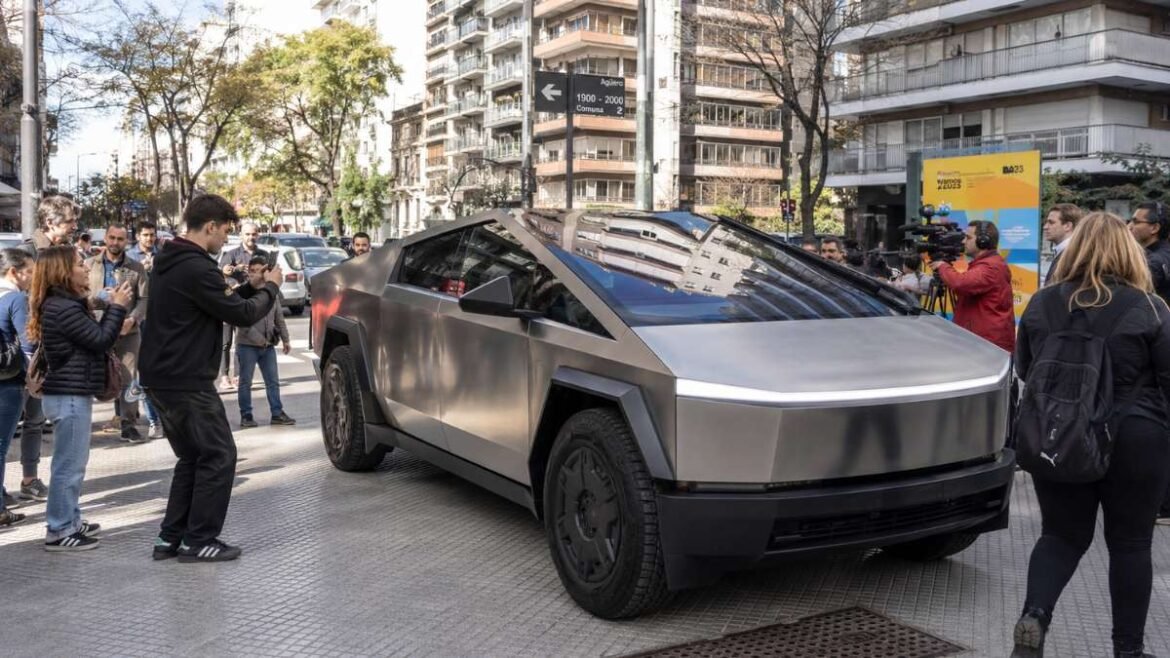Un Tesla Cybertruck en Buenos Aires.