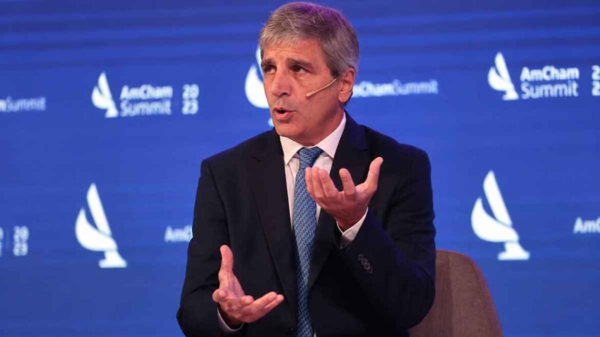 Luis Caputo compartió la evolución de la actividad económica en abril.