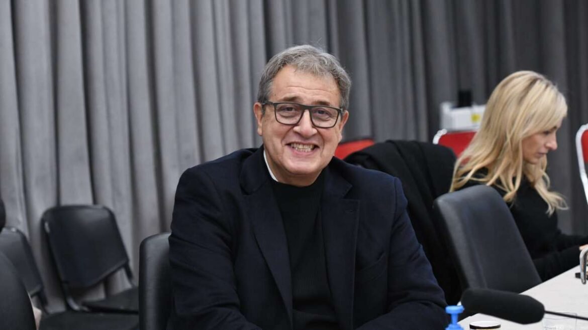 Eduardo Falcone, diputado por el MID, defiende el Súper-RIGI.